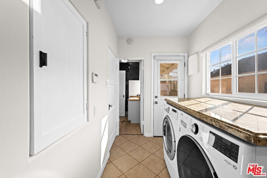 208 S Rodeo Dr - Photo 6 of 8