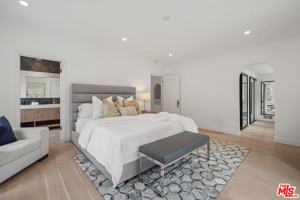featured image of 712 N Rodeo Dr