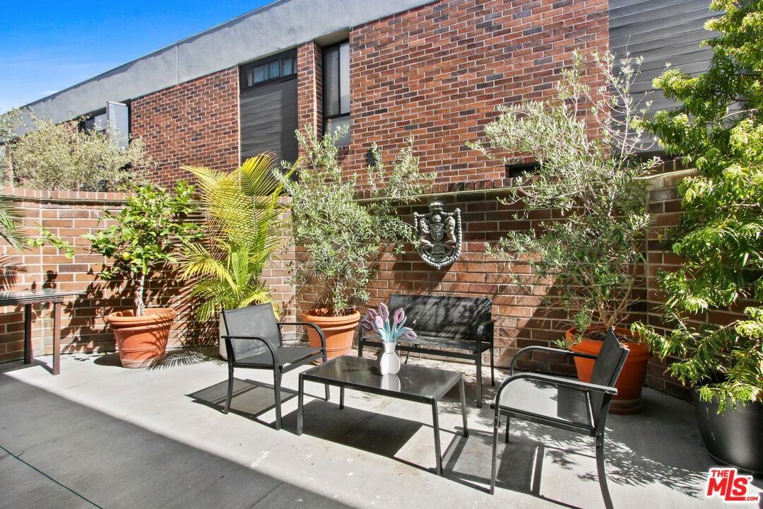 9303 Burton Way #A - Photo 5 of 8