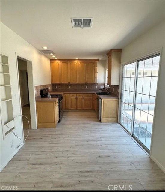 422 E 18th St - Photo 5 of 8