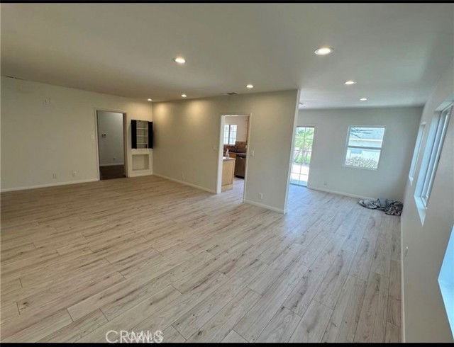 422 E 18th St - Photo 6 of 8