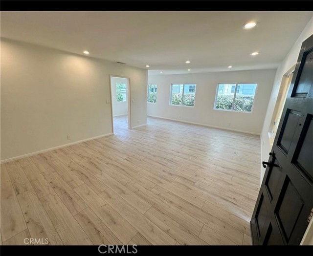 422 E 18th St - Photo 7 of 8