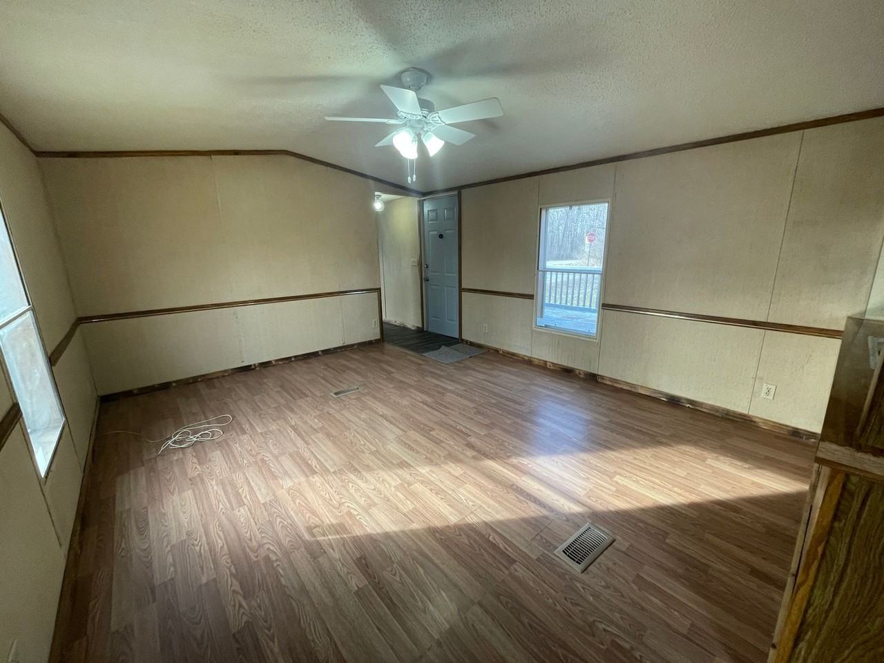 3601 E Manor St - Photo 6 of 12