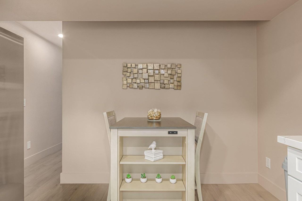 W Manor St - Photo 7 of 36