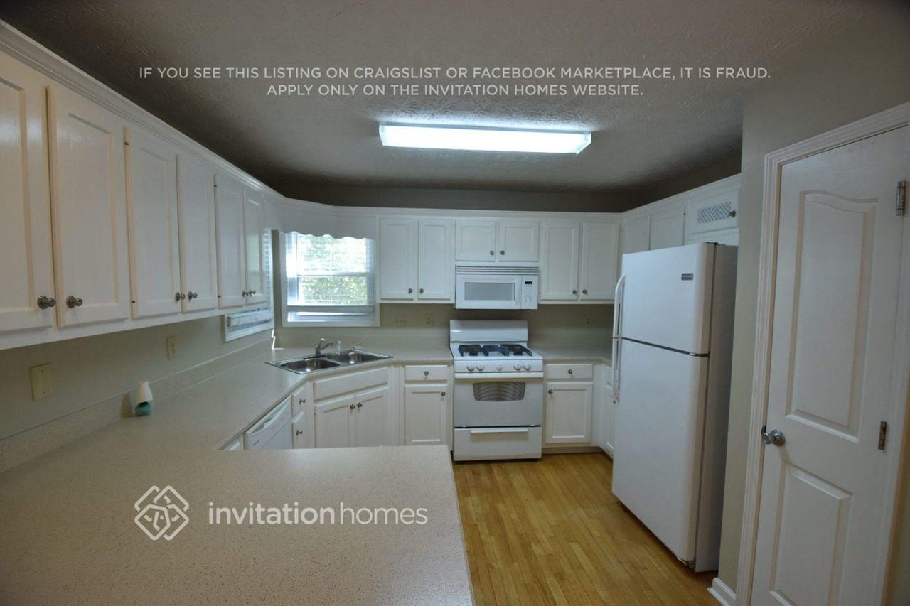 380 Ashland Manor Dr - Photo 3 of 12