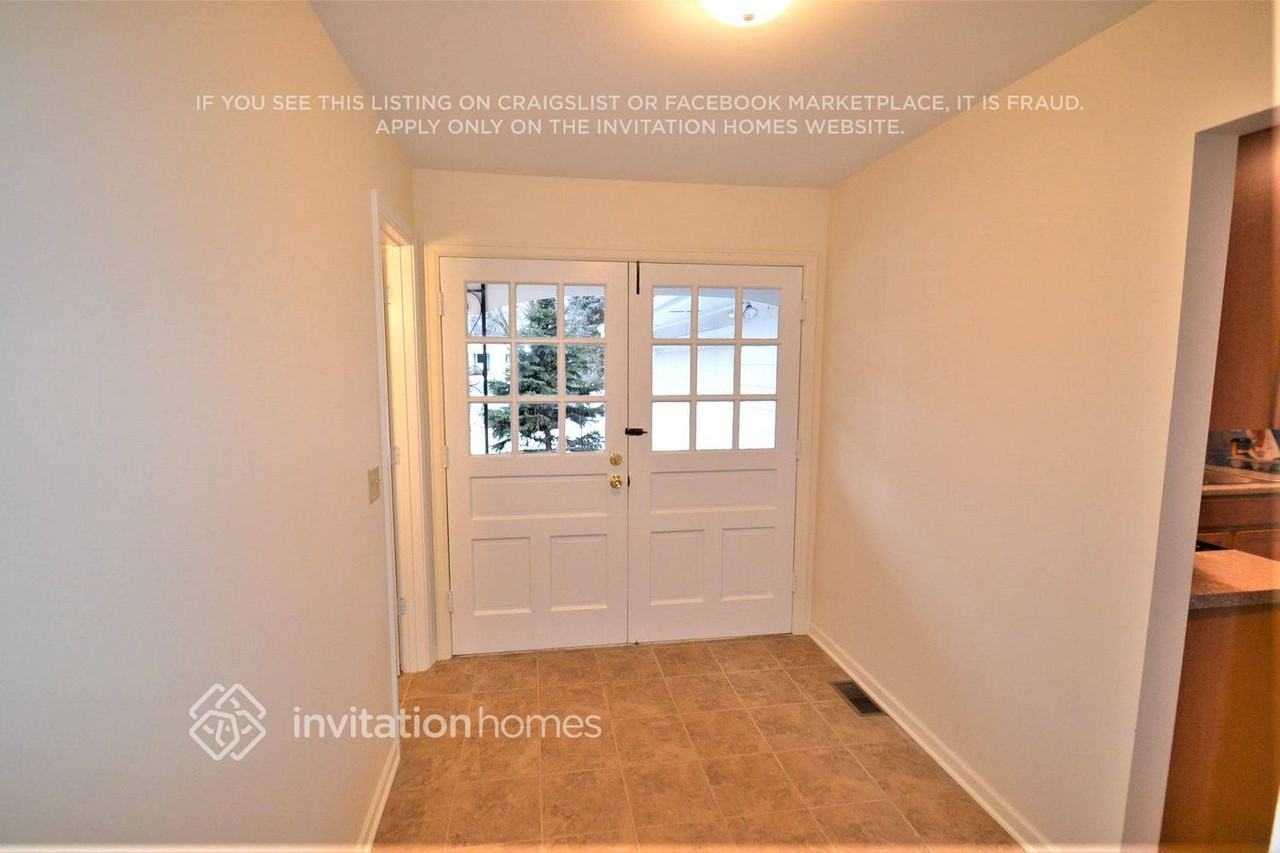 828 Winmoor Dr - Photo 2 of 12