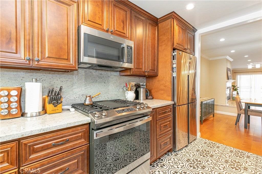 1236 N Columbus Ave - Photo 2 of 10