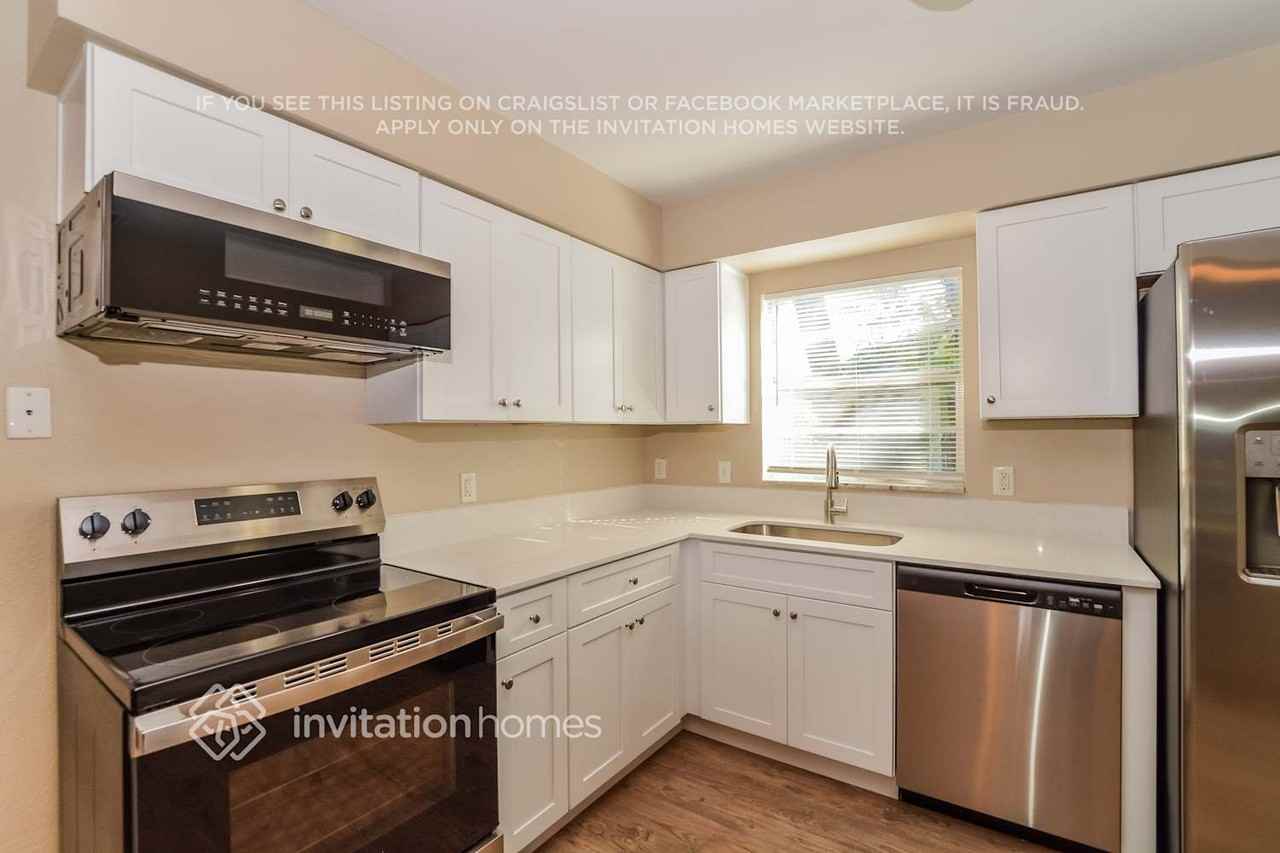 990 Vincent Dr - Photo 7 of 17