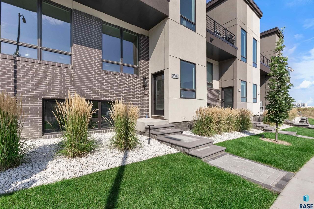 2807 S Terry Ave - Photo 2 of 32