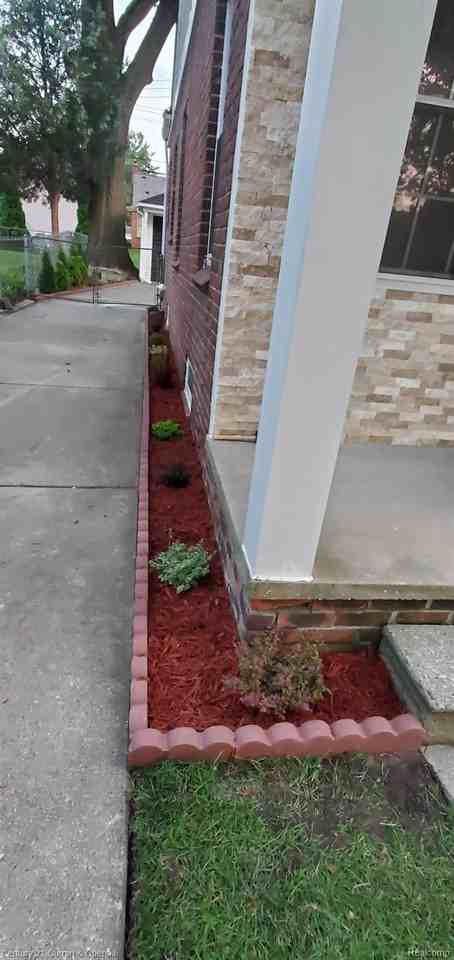 23035 Marlboro St - Photo 3 of 25