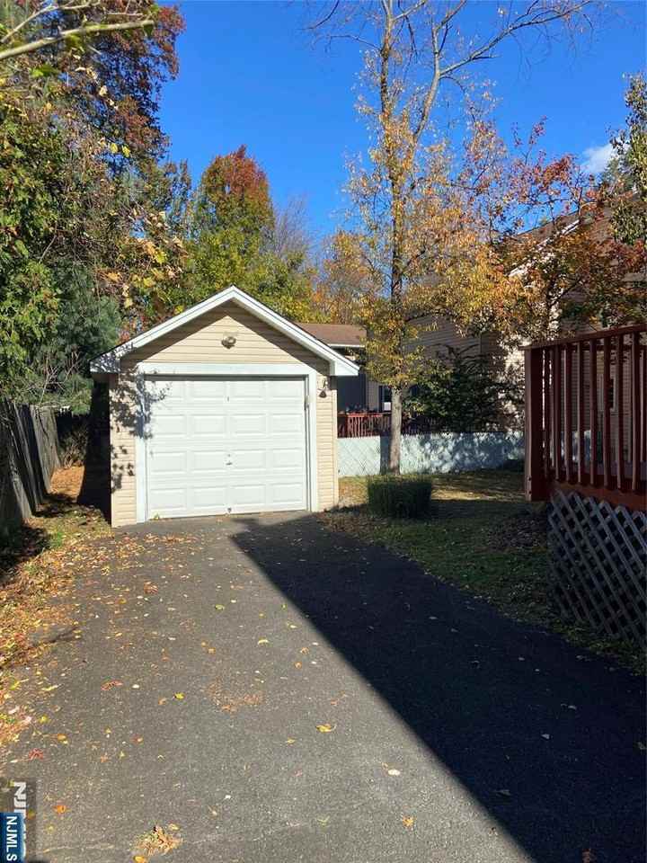 49 Carnation St - Photo 4 of 30