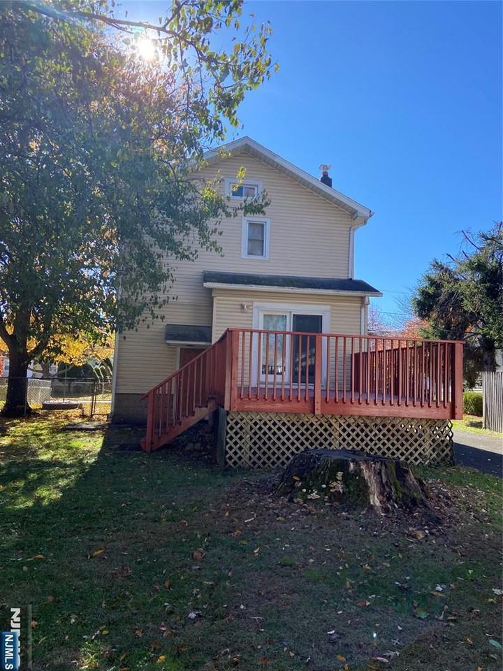 49 Carnation St - Photo 5 of 30