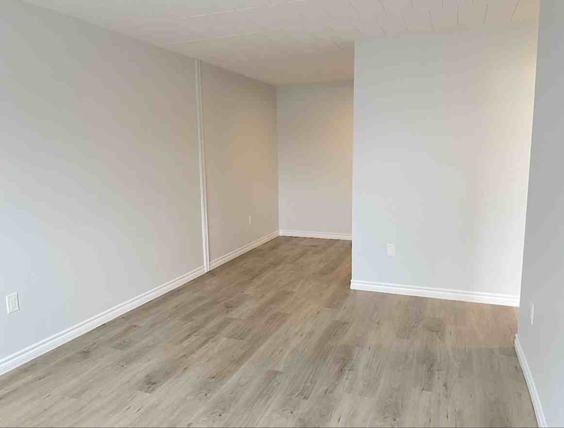 471 Tecumseh Rd W #104 - Photo 5 of 11