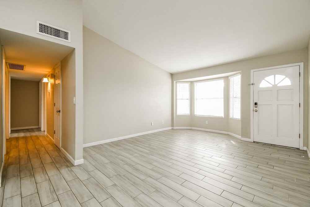 238 E Houston Ave - Photo 4 of 16