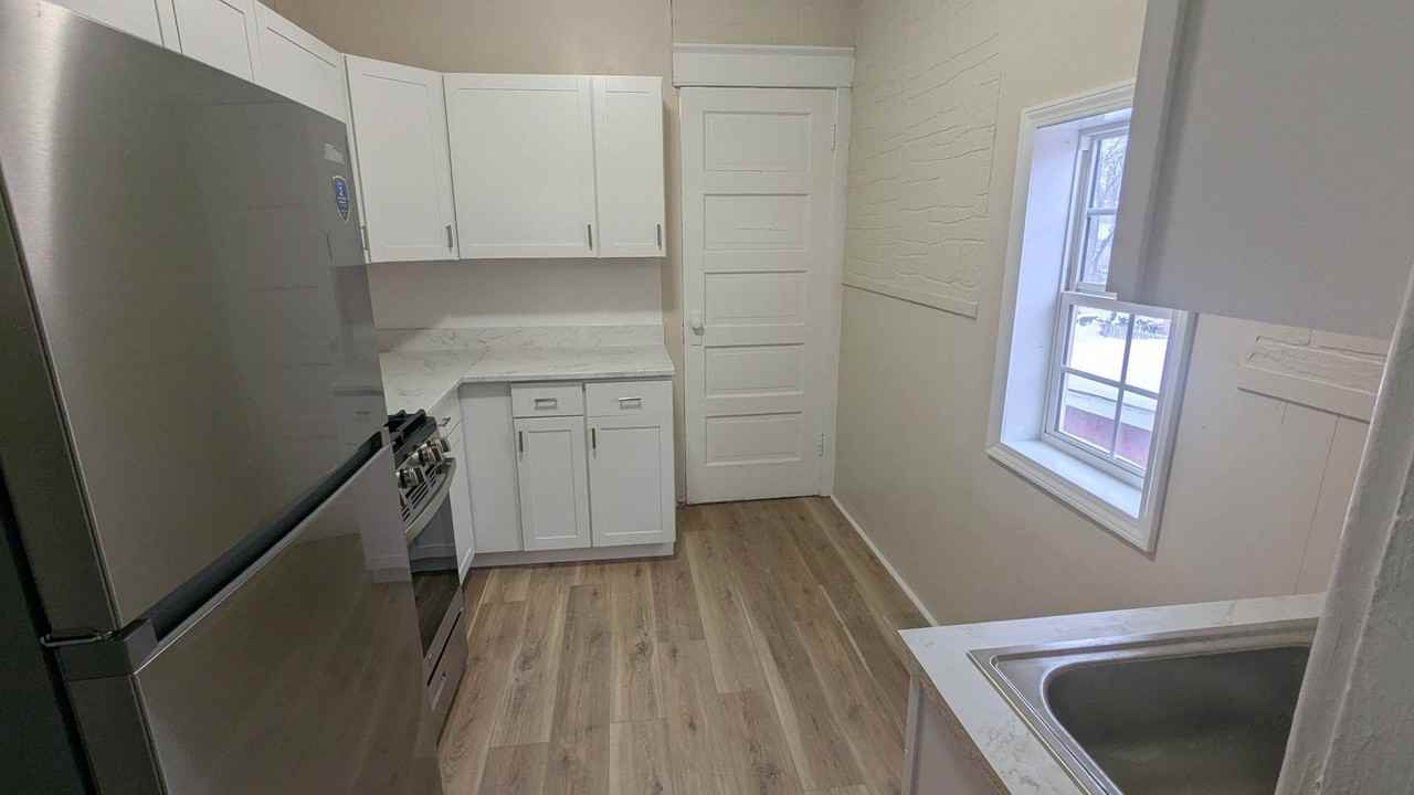 656 W 4th St #2ndFL - Photo 6 of 14