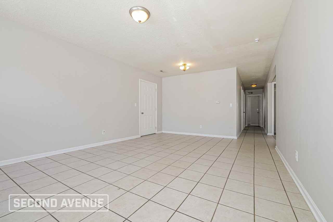 2833 Kensington Ave - Photo 3 of 26