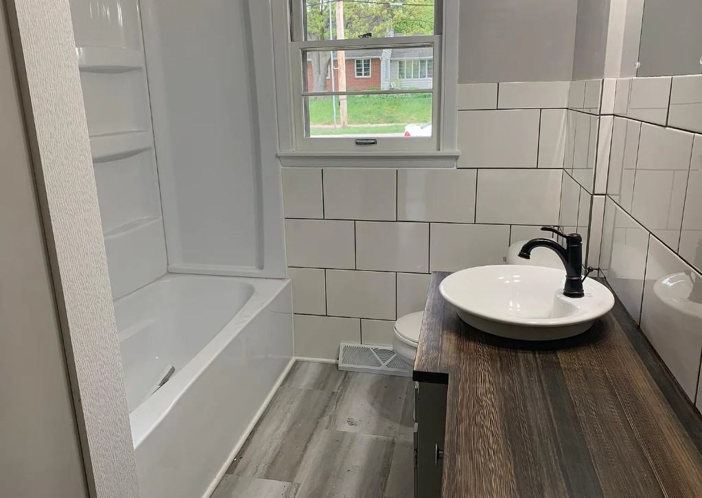 1028 W 12th St #1 - Photo 2 of 9