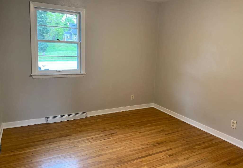 1028 W 12th St #1 - Photo 3 of 9