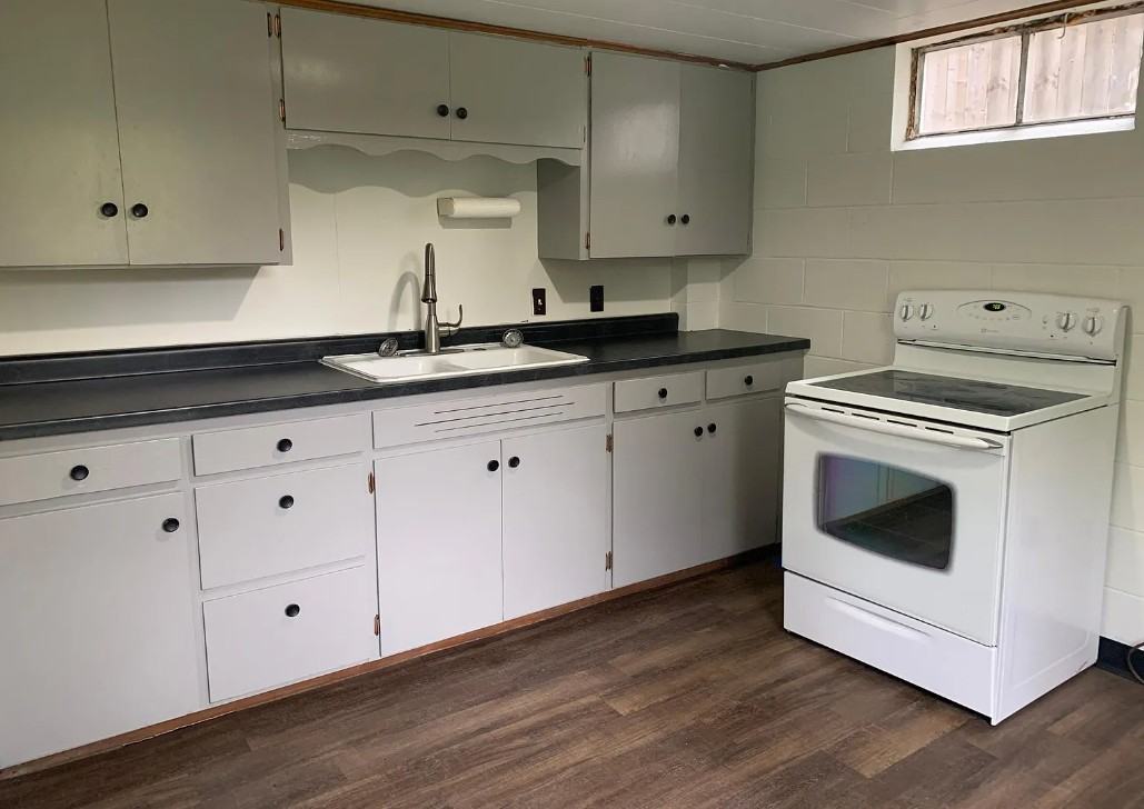 1028 W 12th St #1 - Photo 5 of 9