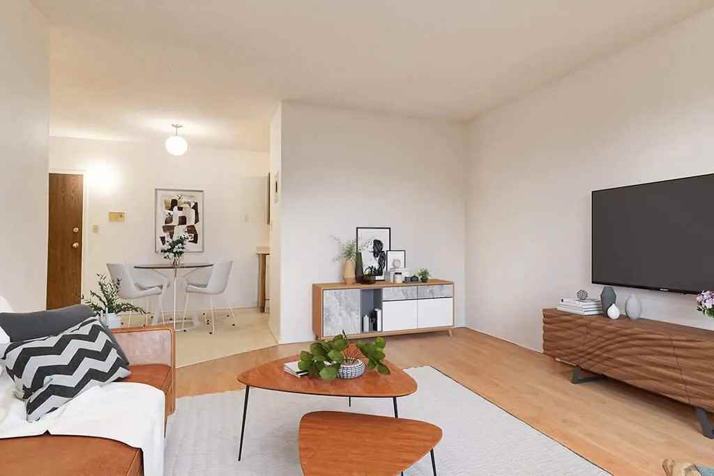 Royal Manor - Photo 4 of 26