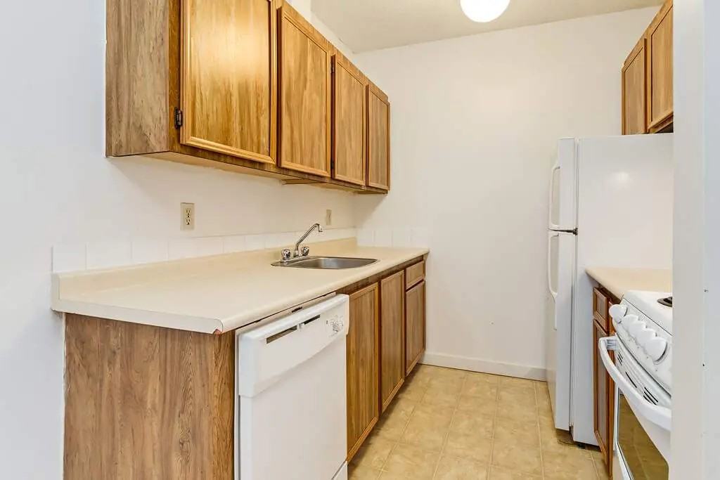 Royal Manor - Photo 5 of 26