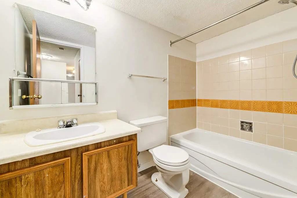 Royal Manor - Photo 7 of 26