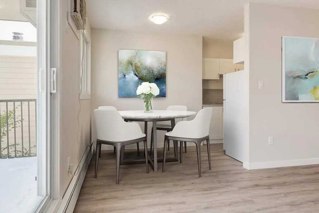 Matthew Manor - Photo 3 of 22