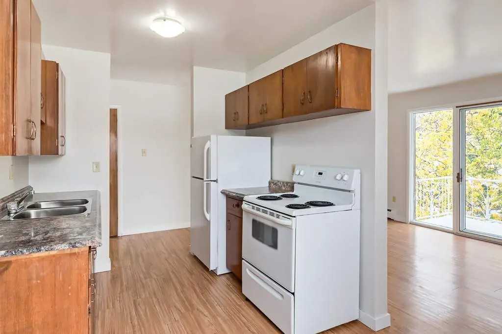 Belfast Manor - Photo 5 of 21