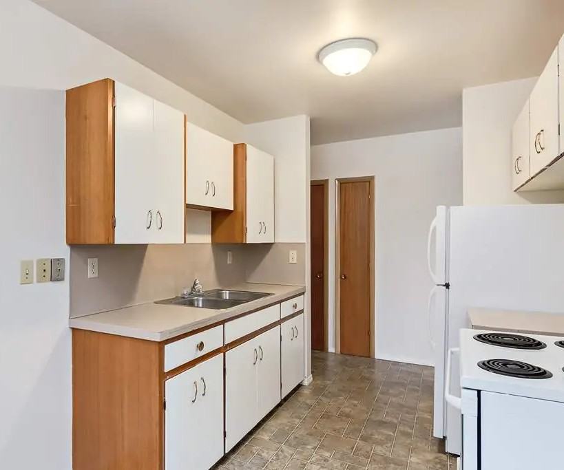 Belfast Manor - Photo 7 of 21