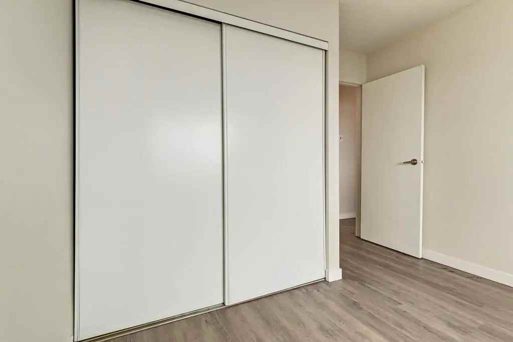 Eastgate Manor - Photo 7 of 25