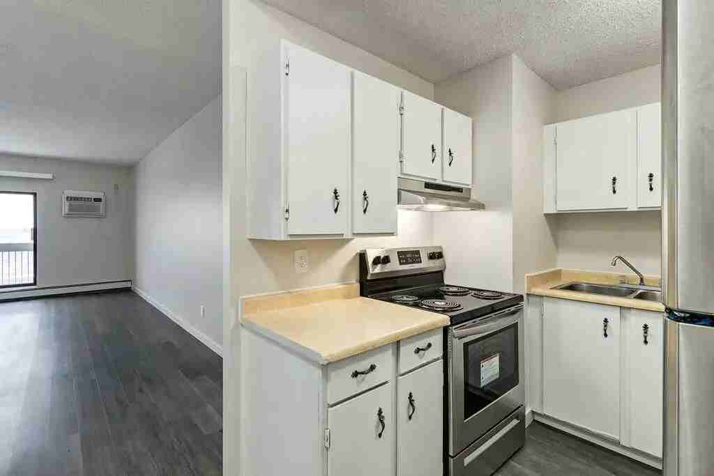 Mayfair Manor - Photo 6 of 34