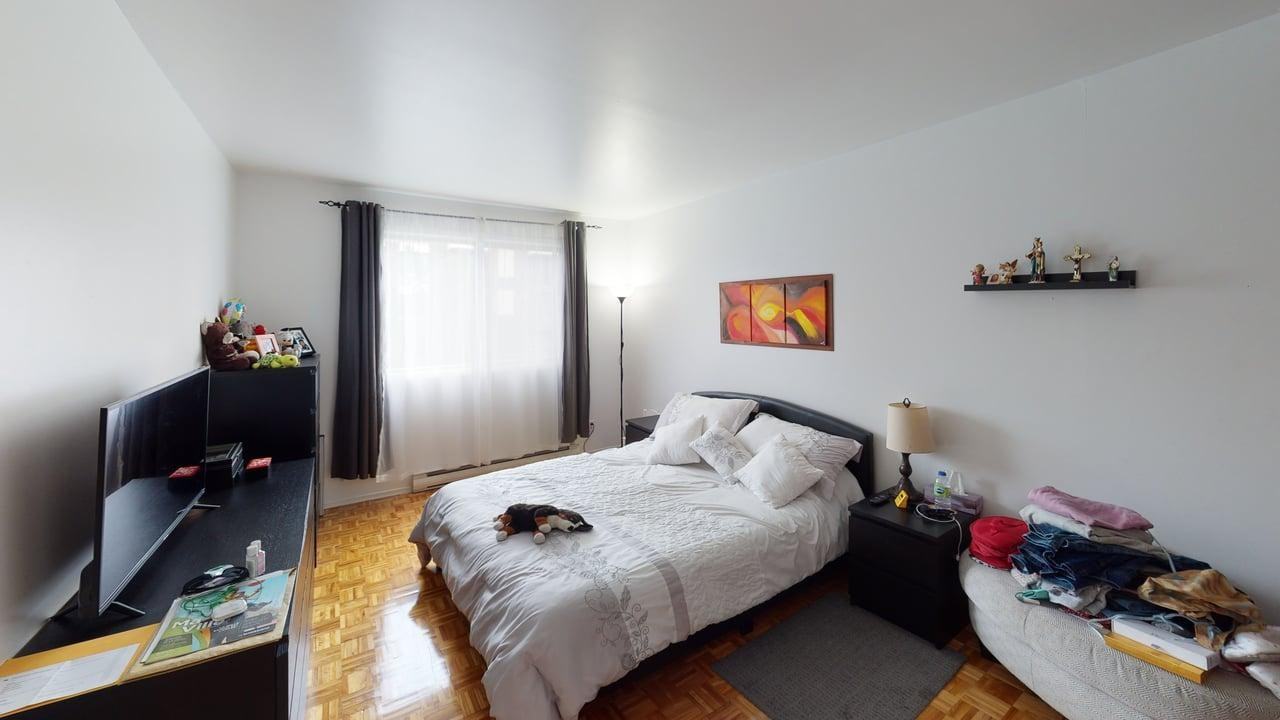 PONTIAC - Photo 3 of 8