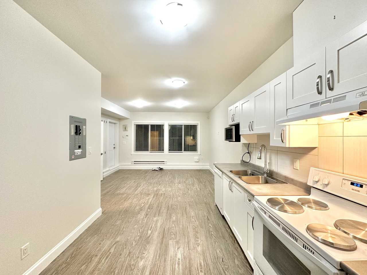 15811 28 Avenue - Photo 5 of 16