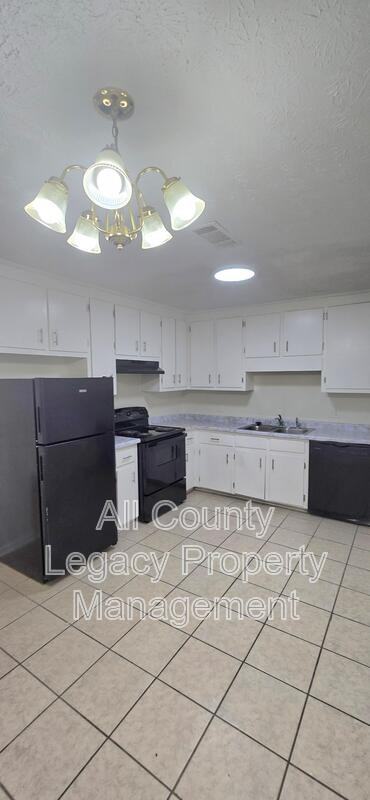 1899 Patterson Ct - Photo 3 of 8