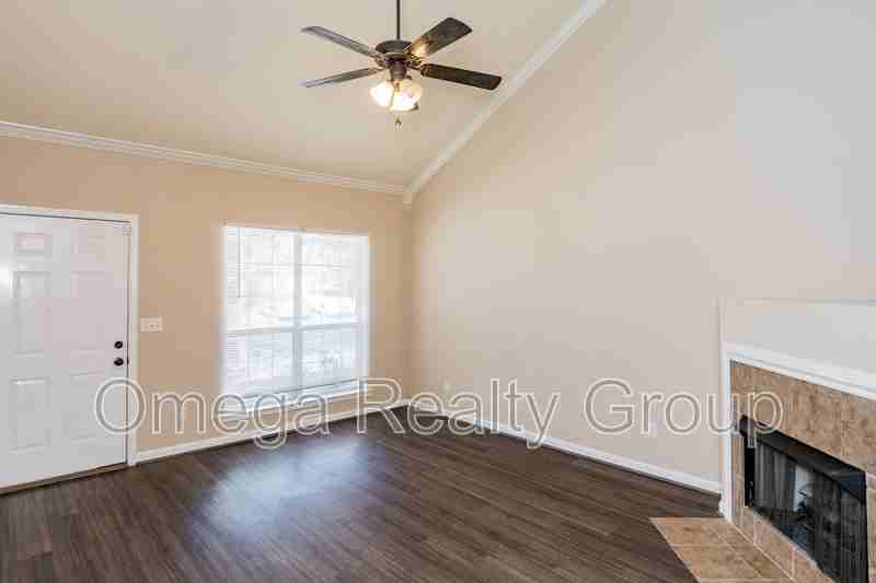 2812 Southwood Vw - Photo 2 of 24