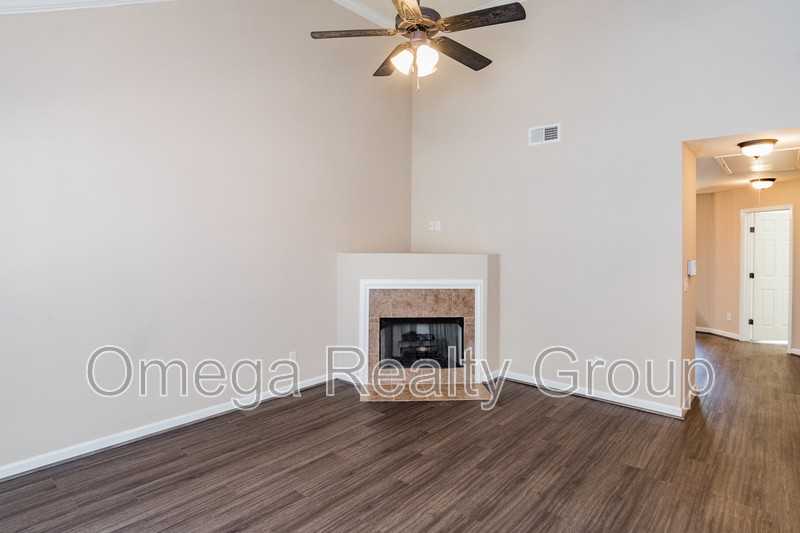 2812 Southwood Vw - Photo 3 of 24