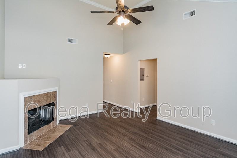 2812 Southwood Vw - Photo 4 of 24