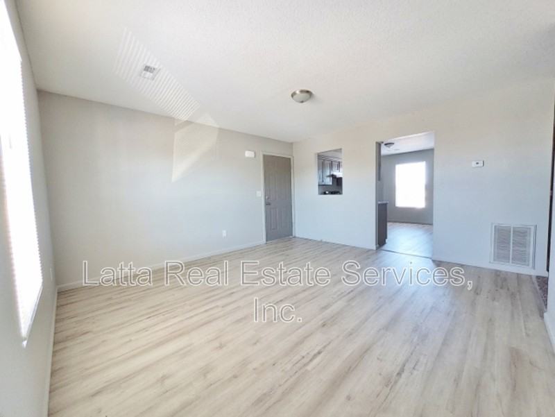 304 N 3rd St - Photo 2 of 7