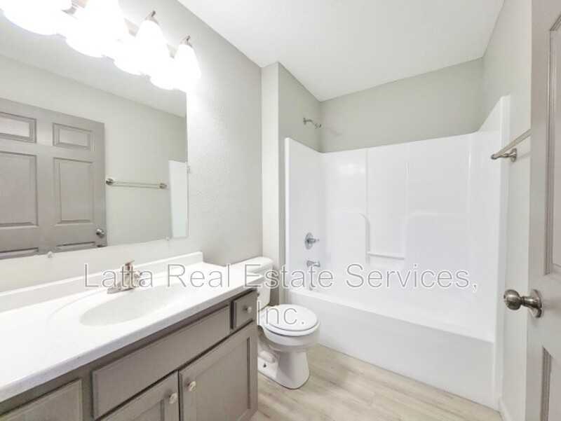 304 N 3rd St - Photo 6 of 7