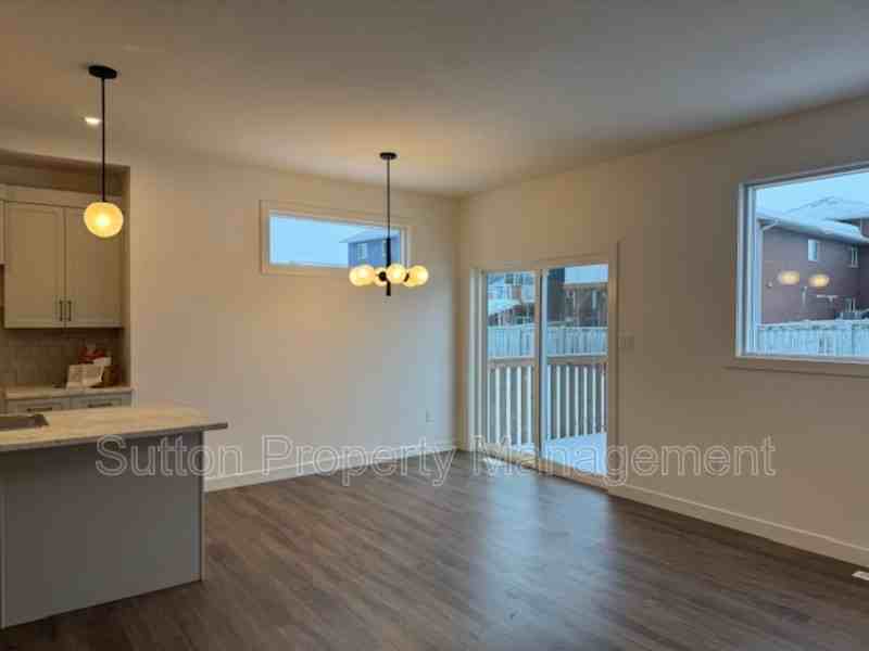 10422 133 Ave - Photo 7 of 29