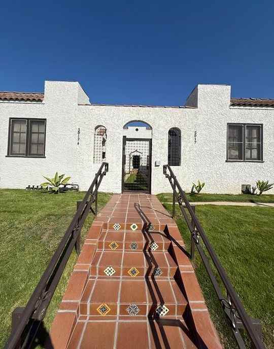 3919 1/2 Montclair St - Photo 2 of 31