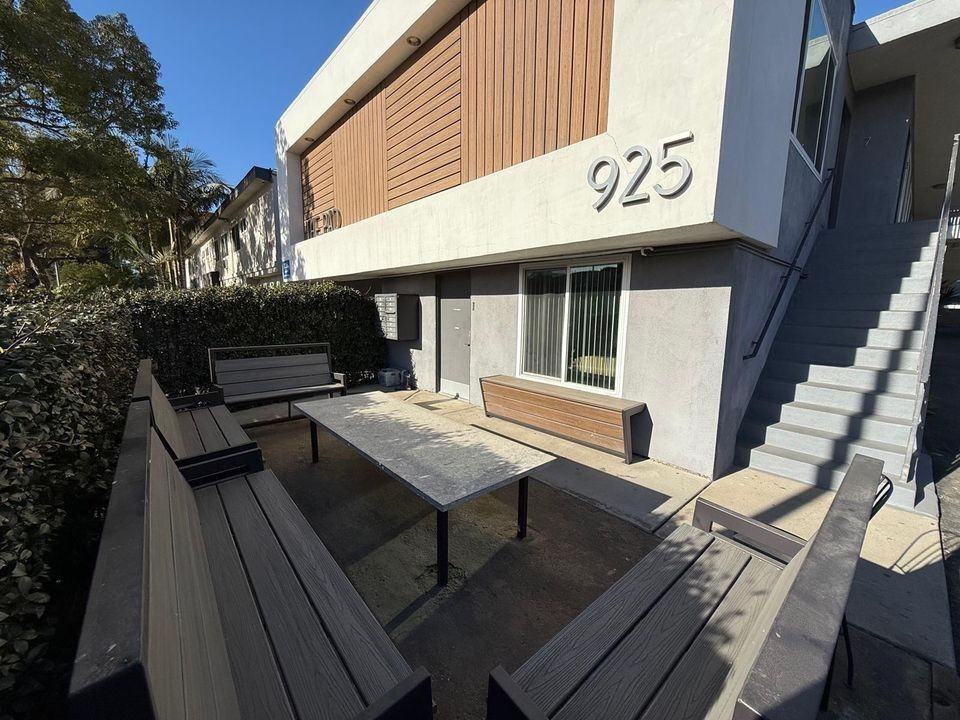 925 W 30th St - Photo 2 of 50