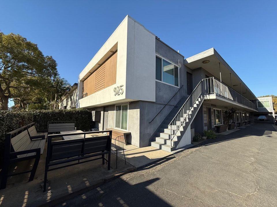 925 W 30th St - Photo 4 of 50