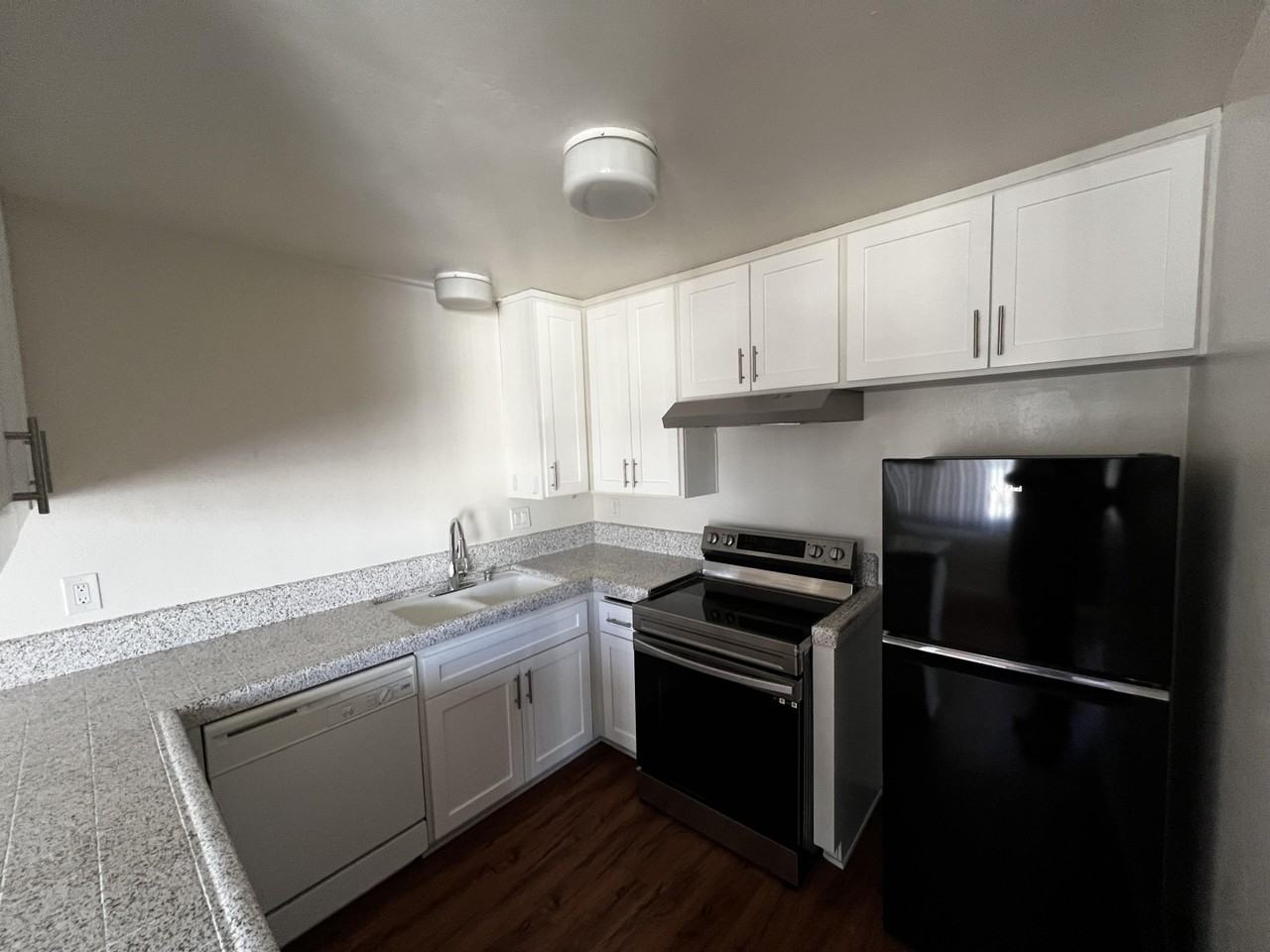 Ryon ave Apartments - Photo 2 of 7