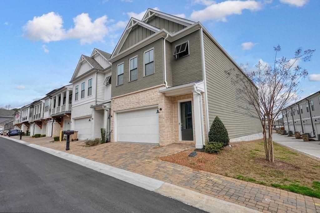 123 Village Green Ave