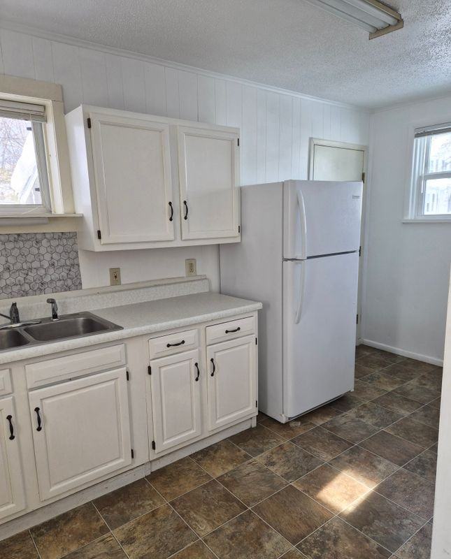 212 Sycamore St - Photo 6 of 11