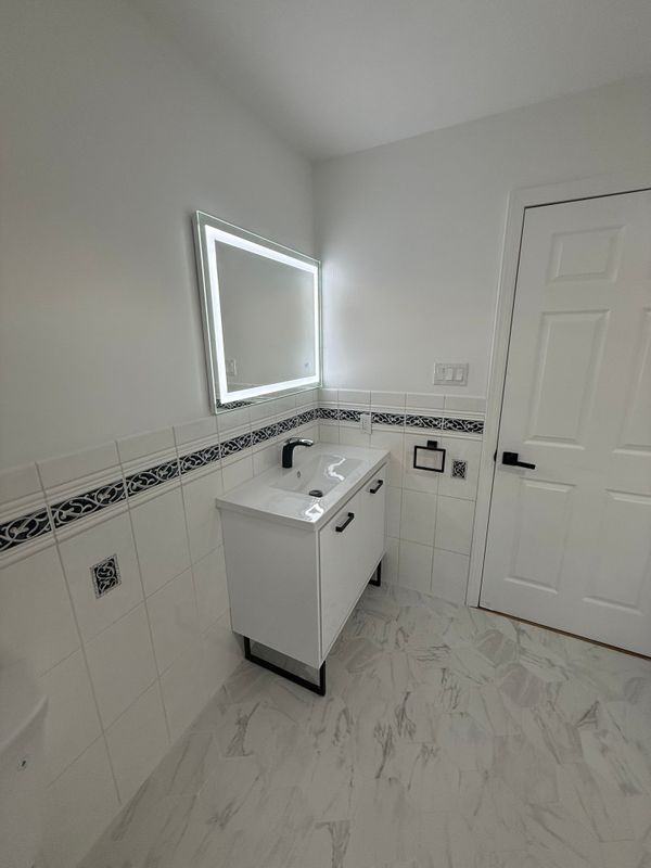 2054 Grove St ##2fl - Photo 2 of 12