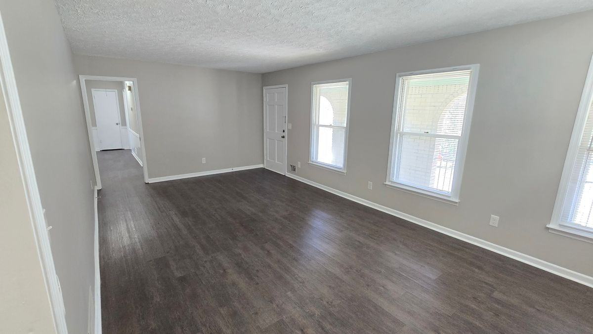 4270 Hamill Dr - Photo 6 of 29