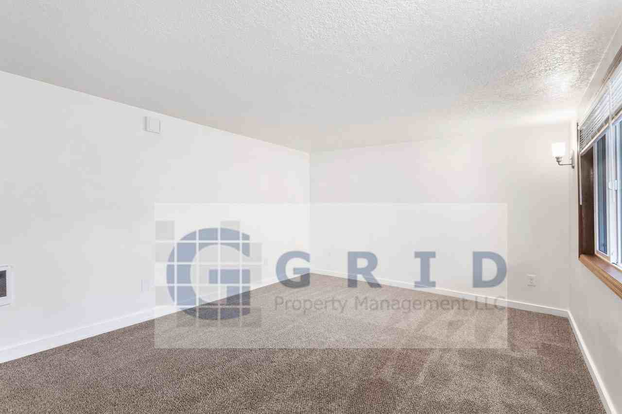 3213 Sw Marigold St - Photo 4 of 21