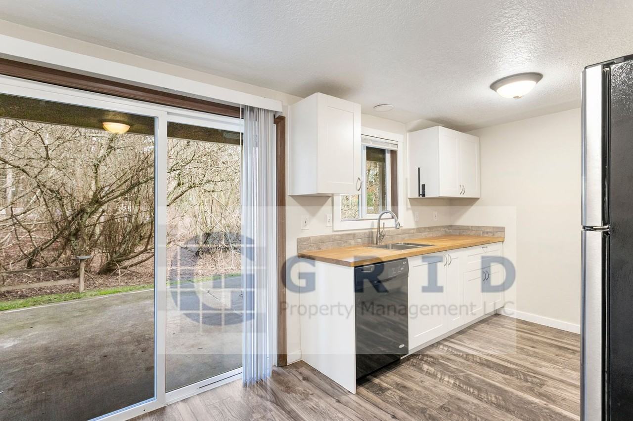 3213 Sw Marigold St - Photo 5 of 21